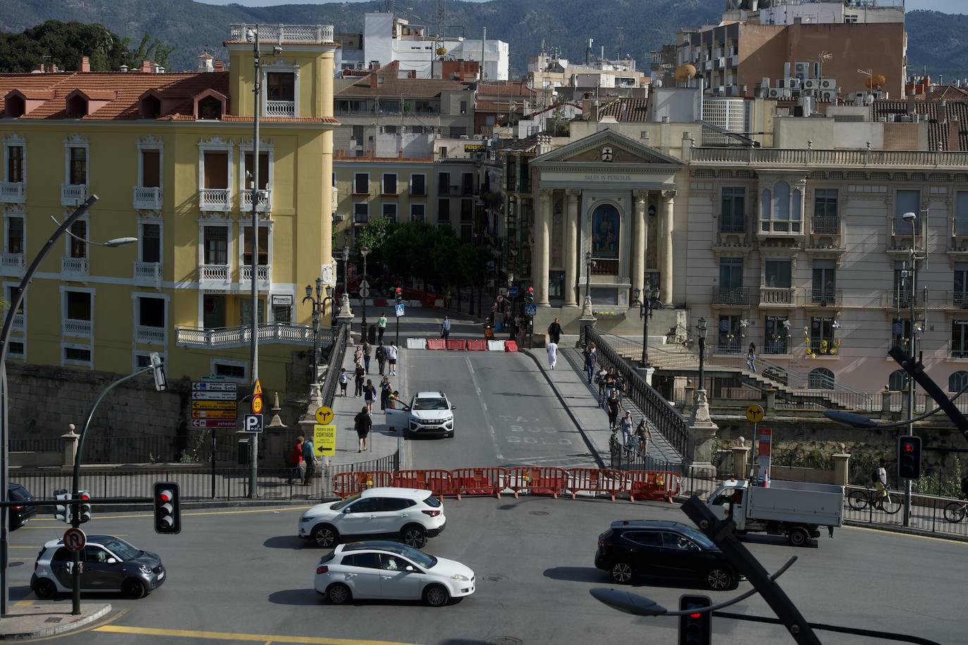 El primer día del Puente Viejo de Murcia cerrado, en imágenes