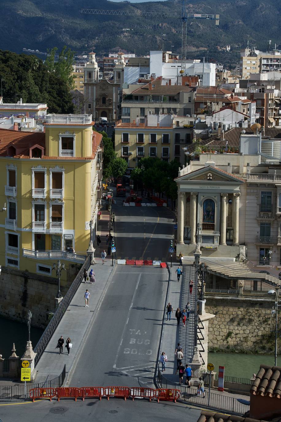El primer día del Puente Viejo de Murcia cerrado, en imágenes