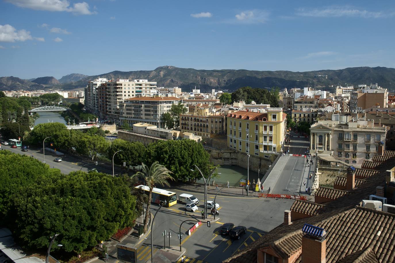 El primer día del Puente Viejo de Murcia cerrado, en imágenes