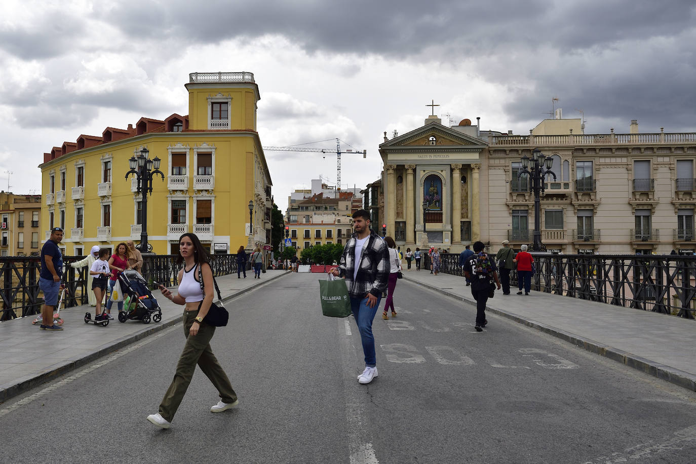 El primer día del Puente Viejo de Murcia cerrado, en imágenes