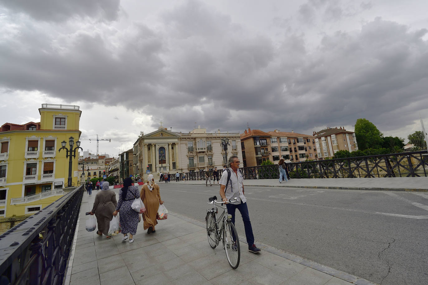 El primer día del Puente Viejo de Murcia cerrado, en imágenes