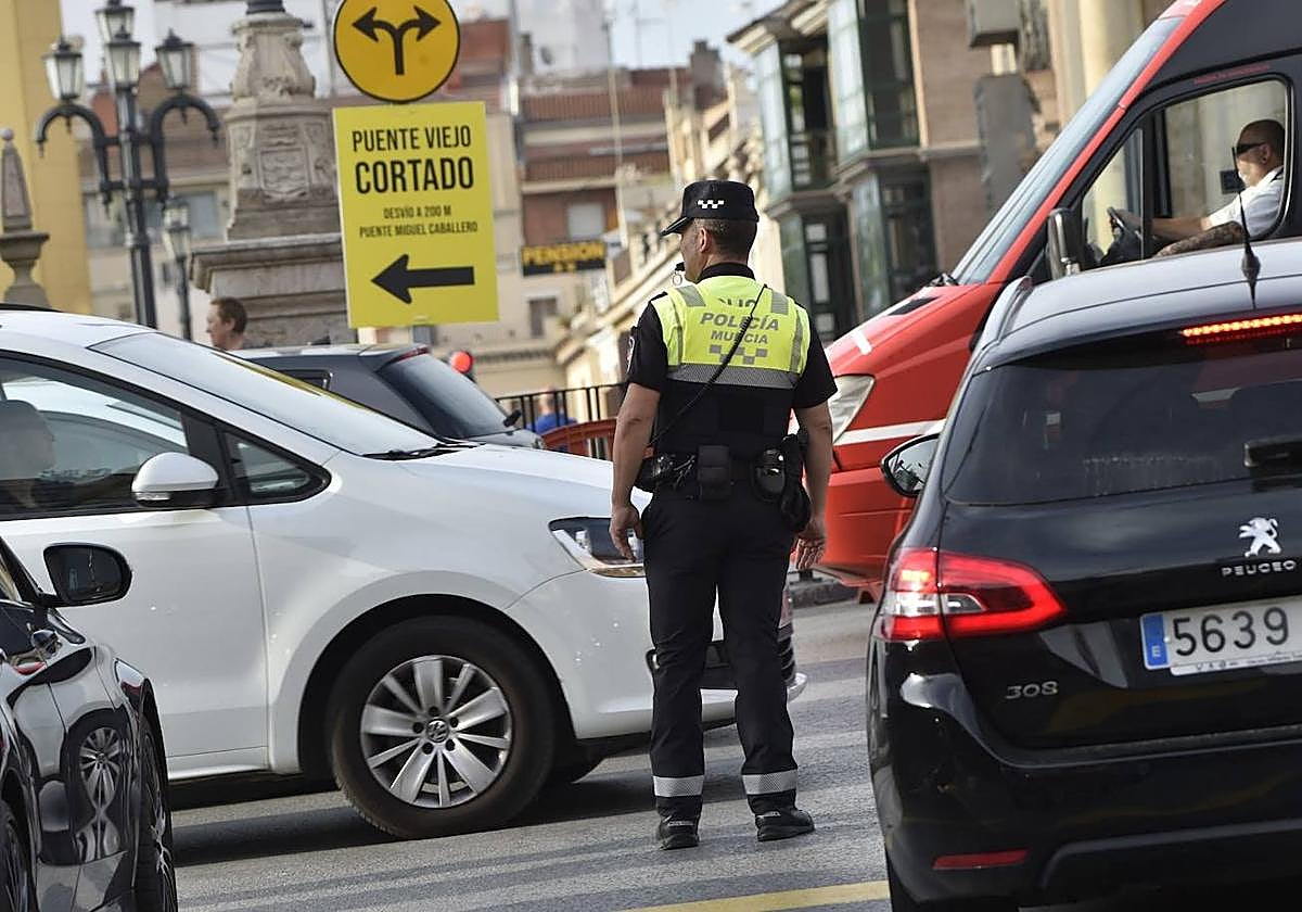 Un agente controla el tráfico tras el cierre del Puente Viejo, este jueves.