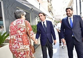 Una mujer saluda a Aznar en presencia de López Miras, el pasado 5 de mayo en Murcia.