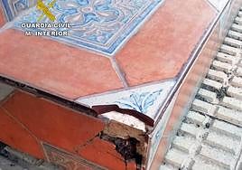 El estado en el que quedó el escalón tras el impacto de bala.