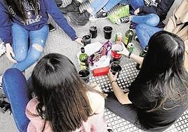 Varias jóvenes beben alcohol, en una imagen de archivo.