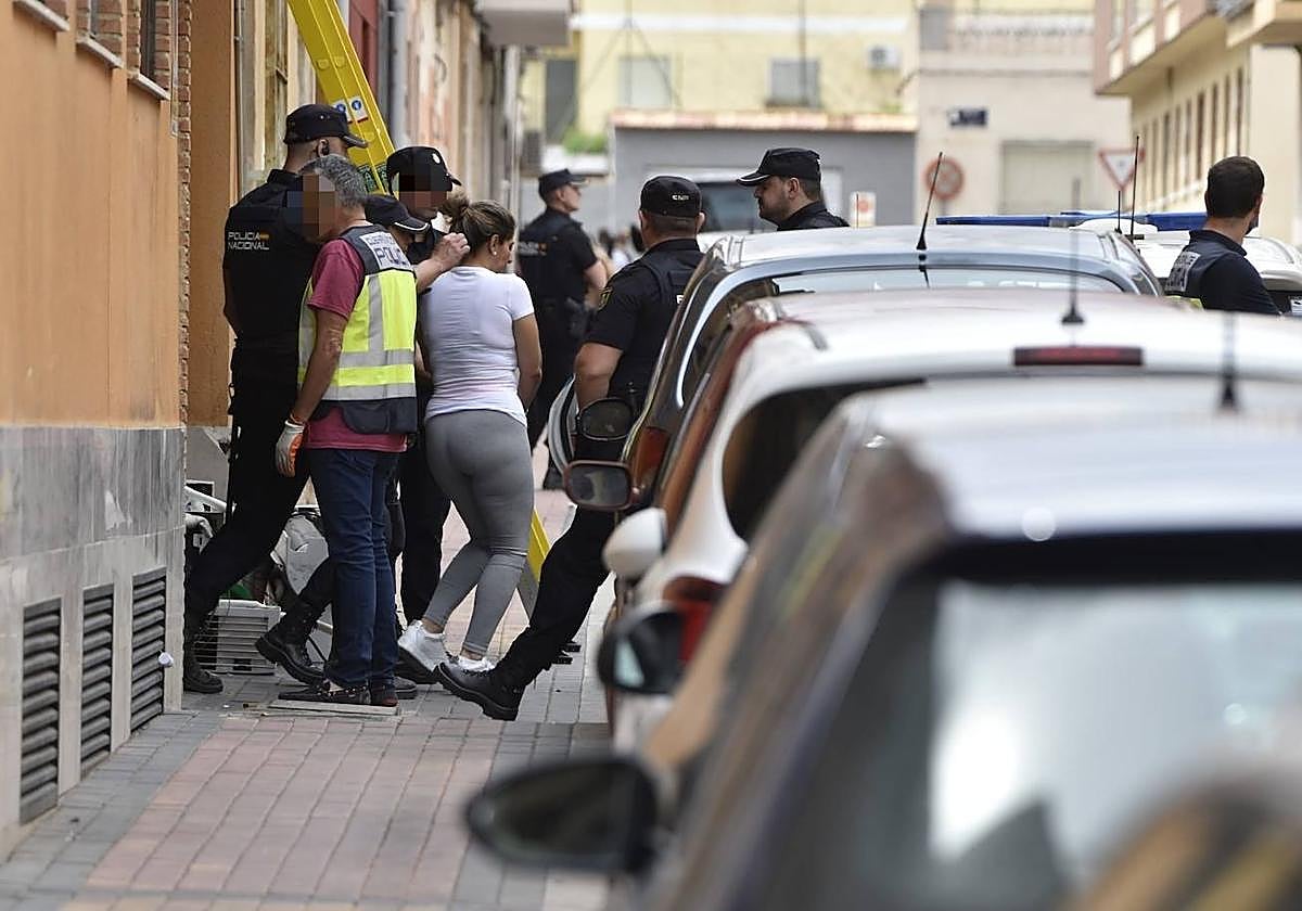 Los agentes detienen a varias personas durante el operativo.