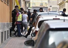 Los agentes detienen a varias personas durante el operativo.