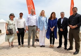 María José Ros (c) y Soraya Rodríguez en el Mar Menor, este jueves