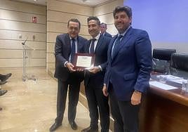 El presidente de Croem, José María Albarracín (izq.), y el jefe del Ejecutivo regional, Fernando López Miras (der.), este jueves.