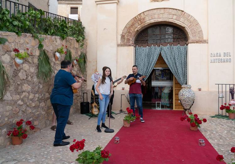 Imagen principal - Actuación musical a las puertas de la Casa del Artesano. Visitantes contemplan los restos arqueológicos custodiados por las Madres Mercedarias. Un artesano modela una pieza de barro. 