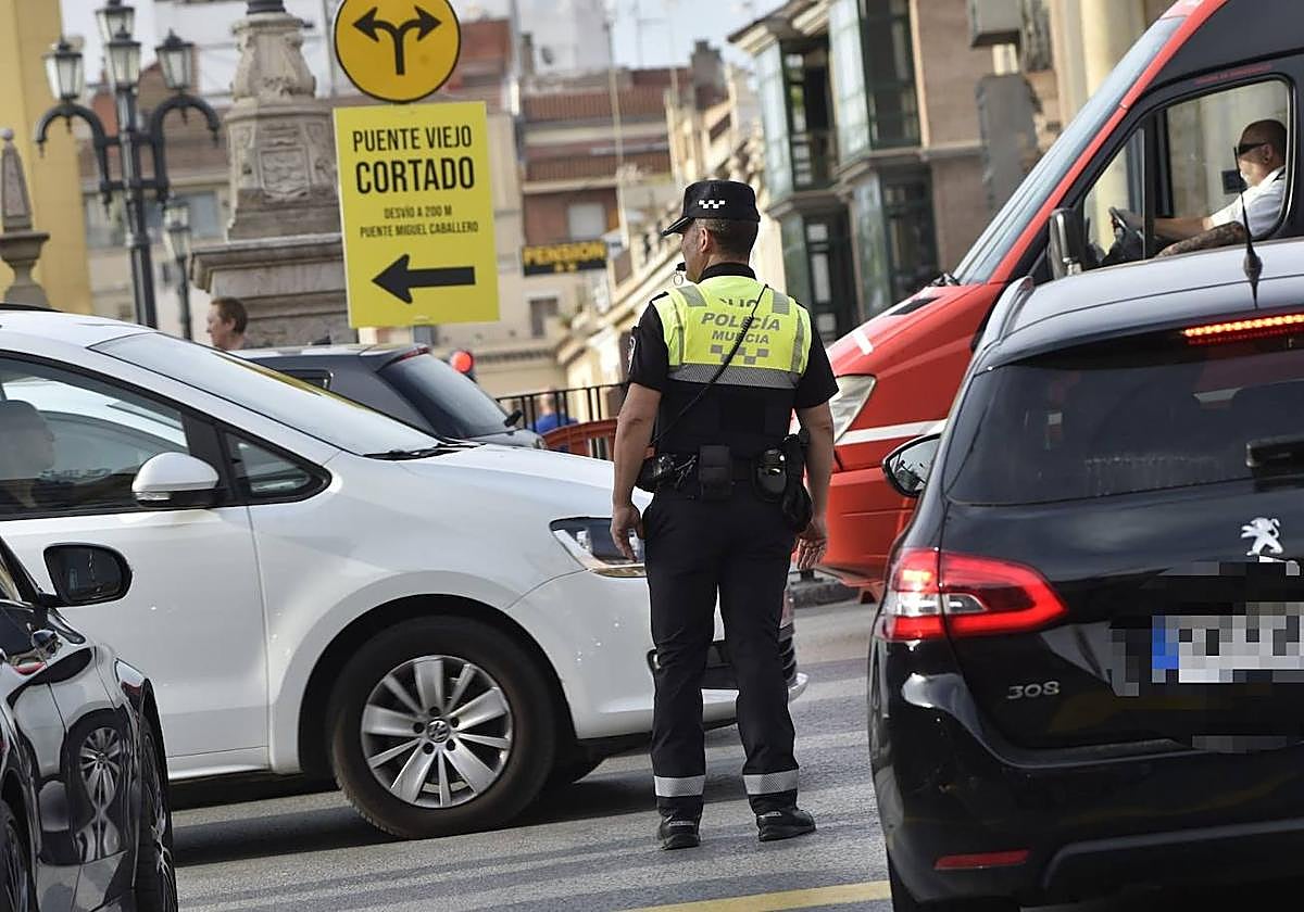Imagen del tráfico este jueves a la altura del cruce del Puente Viejo de Murcia.