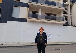 Gloria Martín ante un bloque de viviendas sin terminar junto al colegio Ana Caicedo.