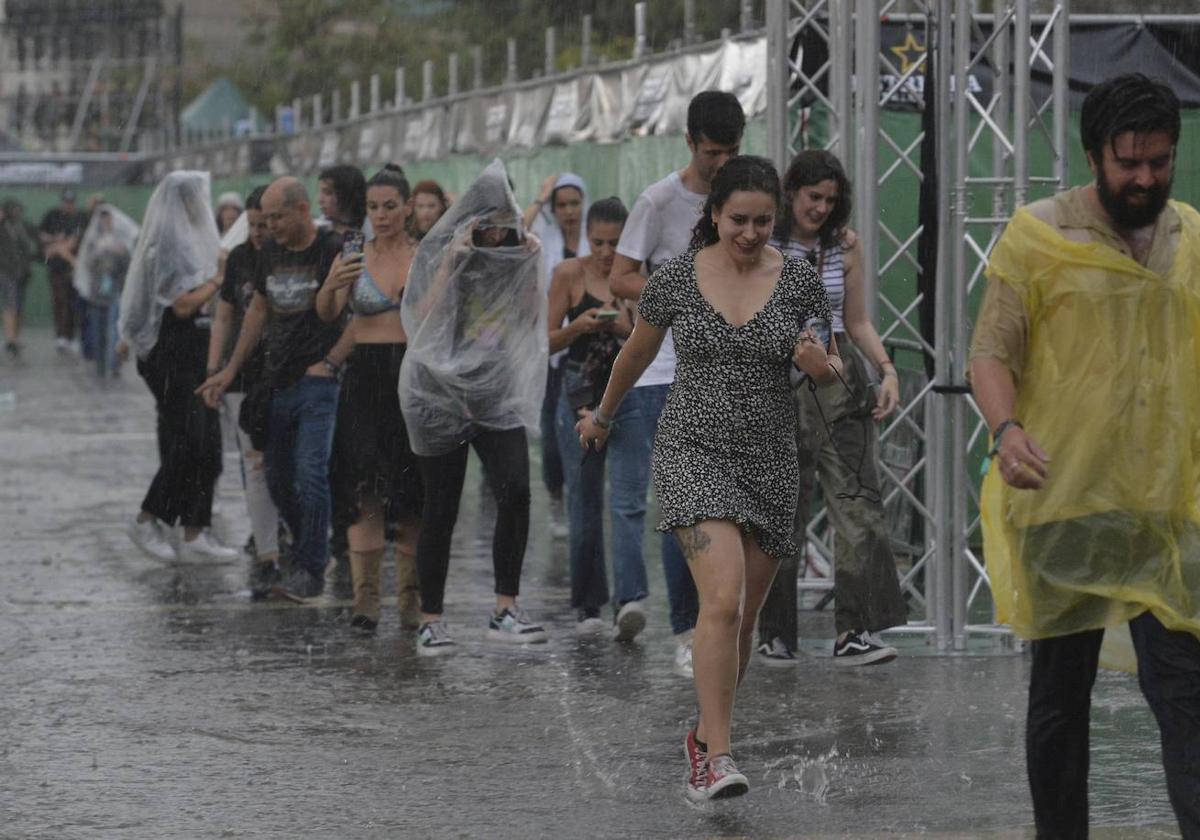 Asistentes al Warm Up que abandonaron el recinto por la lluvia.