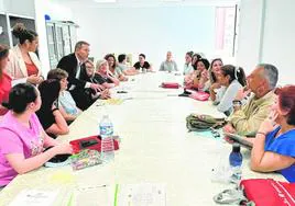 El alcalde, Antonio León (de pie a la izquierda), en un encuentro reciente con los alumnos de un taller de empleo.