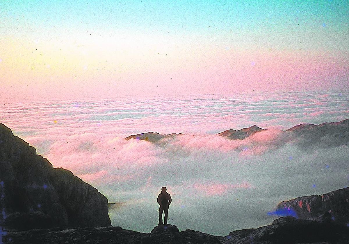 Vista del atardecer desde la Vega del Urriellu, con el mar de nubes a los pies.