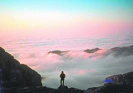Vista del atardecer desde la Vega del Urriellu, con el mar de nubes a los pies.