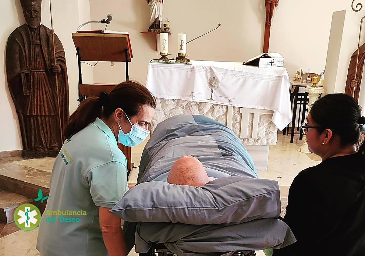 Un voluntario de la Ambulancia del Deseo, junto a Juan José.