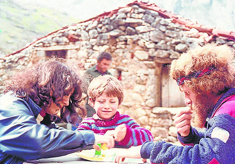 Ángel, con Mercedes y Miguel Mier, en Bulnes.
