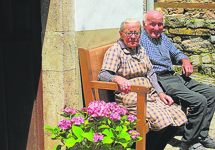 Rosalía y Hortensio, en su casa de Bulnes.