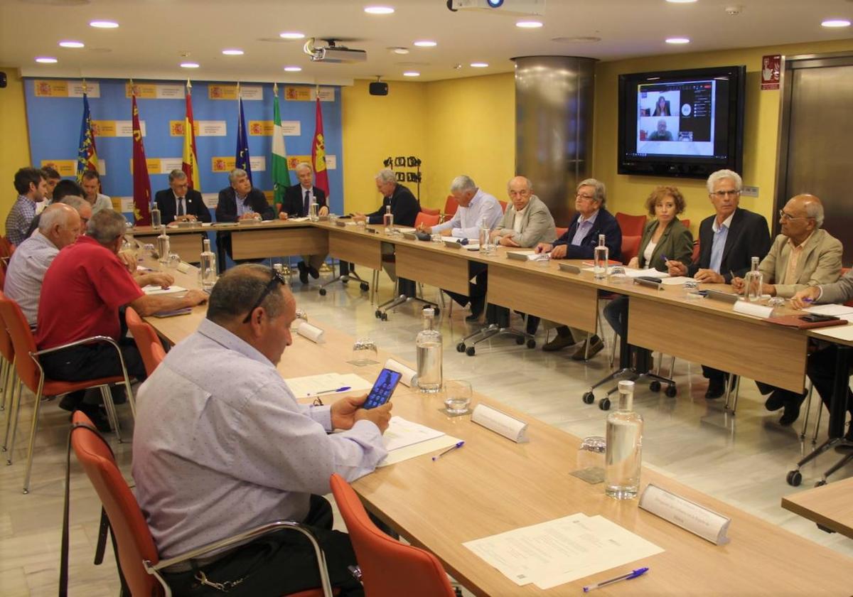 Los miembros de la Comisión de Desembalses reunidos esta mañana bajo la presidencia de Mario Urrea.