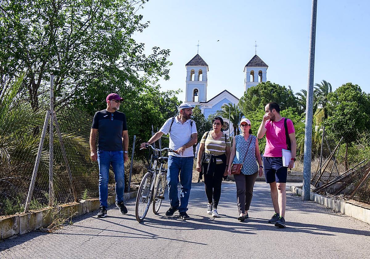 Vecinos y activistas contrarios a la urbanización de Torre Alcayna, en uno de sus carriles.
