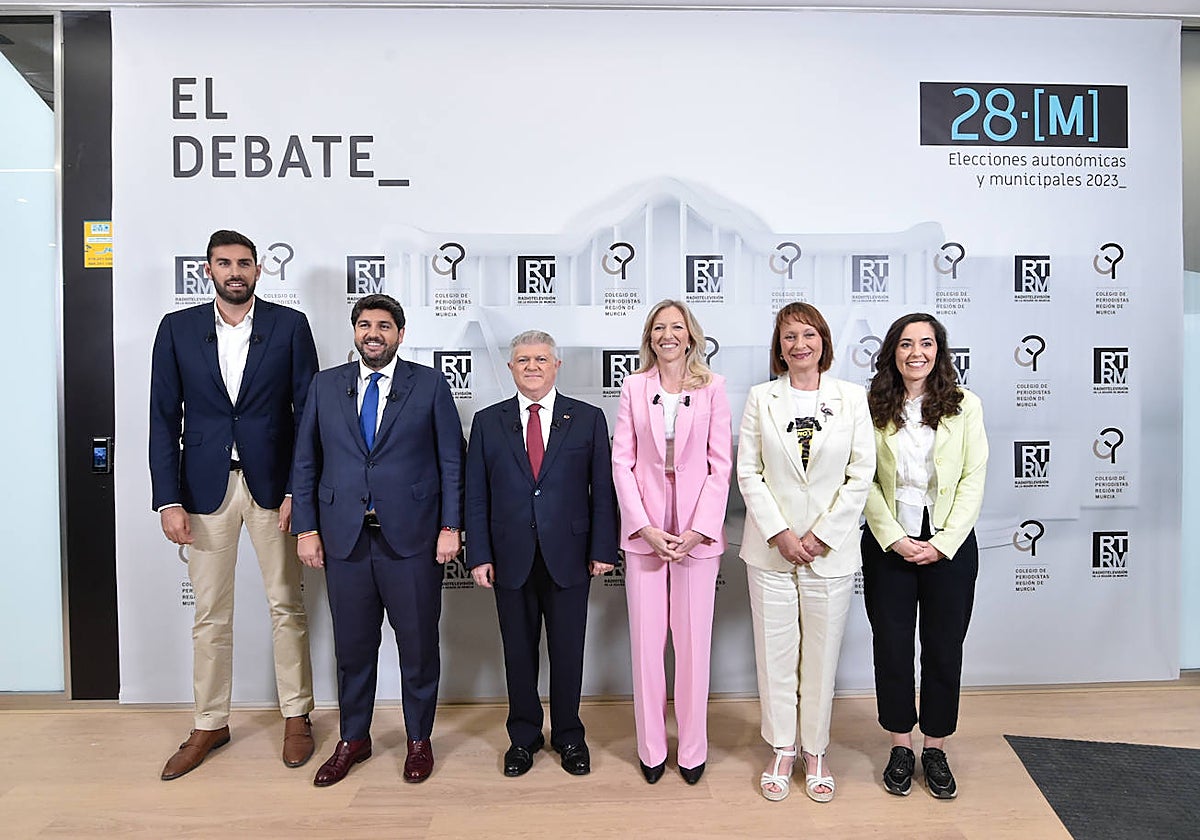Los candidatos, este viernes por la noche, a su llegada al debate.