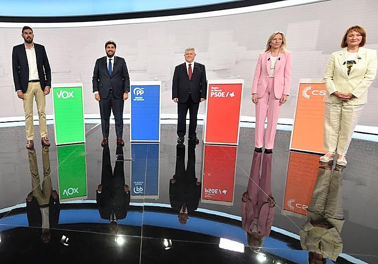 José Ángel Antelo, Fernando López Miras, José Vélez, María José Ros y María Marín, al inicio del debate electoral.