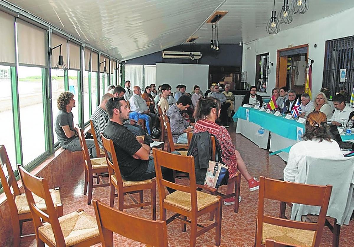 Vecinos de Los Nietos y políticos, en el local social del pueblo.