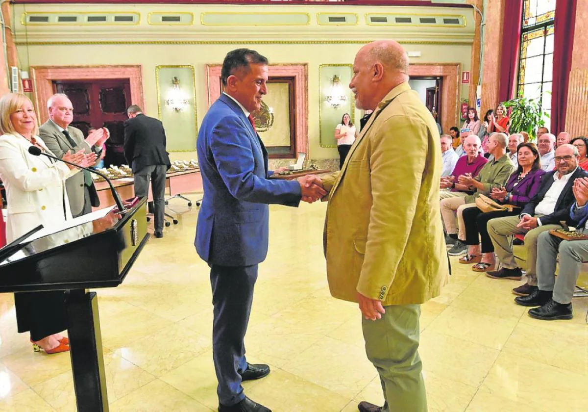 El alcalde de Murcia entregó ayer una metopa de bronce y un pin a los empleados jubilados.