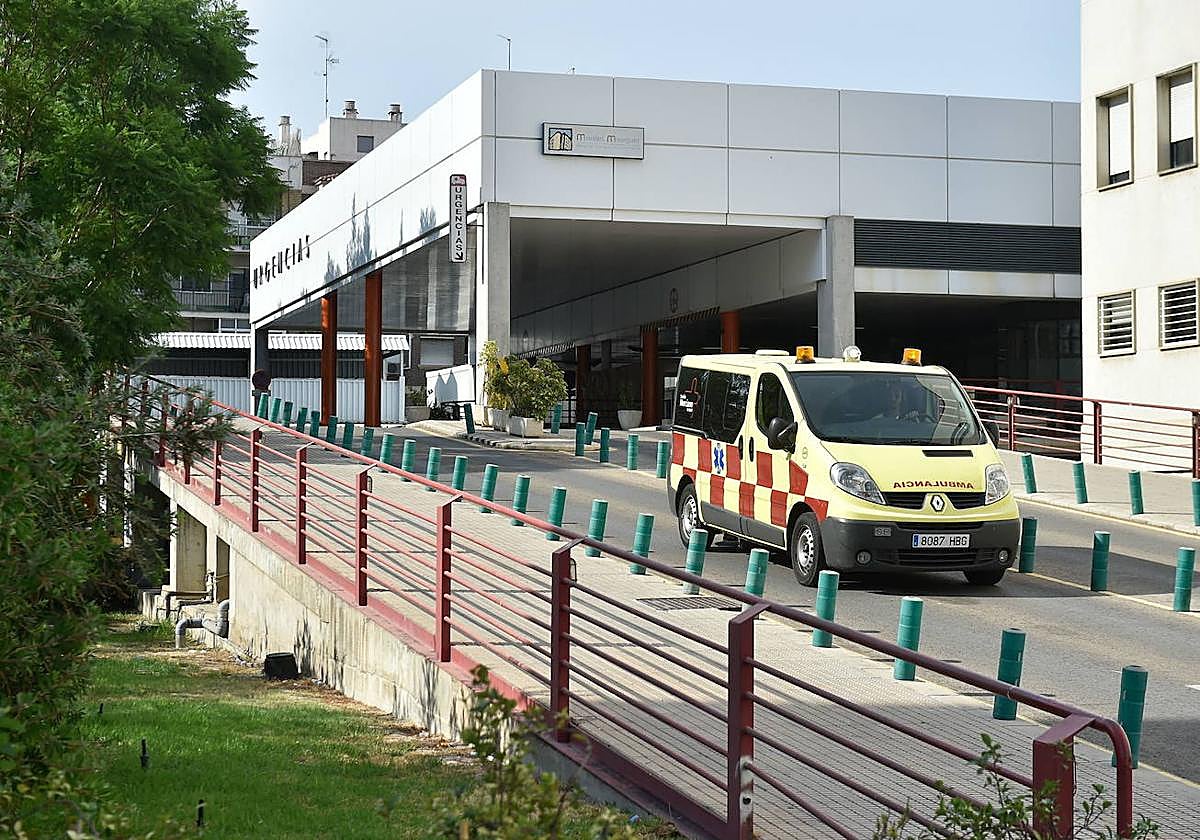 Una ambulancia en el hospital Morales Meseguer, en una foto de archivo.