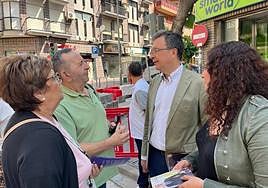 Ballesta charla con vecinos del Carmen este sábado.