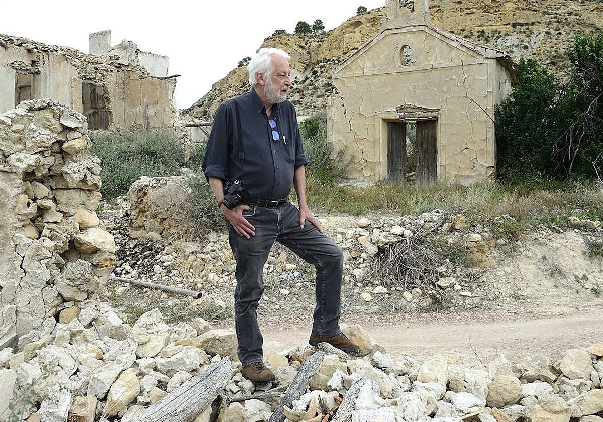 Manuel Muñoz Zielinski, en el caserío abandonado de Los Allozos (Aledo). Galería: fotos de 'La vida olvidada'.