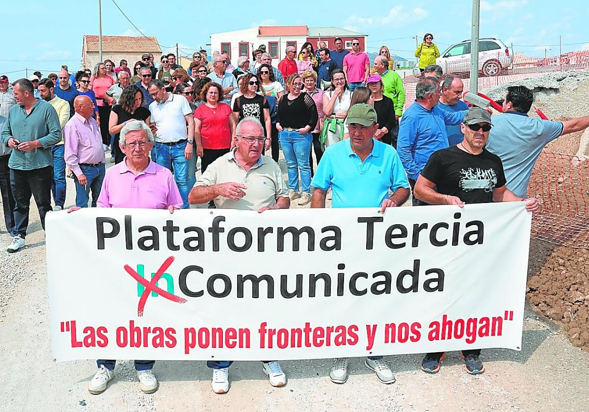 Vecinos en la nueva carretera de circunvalación en construcción durante su acto de protesta, ayer.