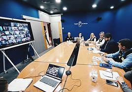 López Miras preside la reunión mantenida este tarde con los alcaldes de los municipios de la Región.