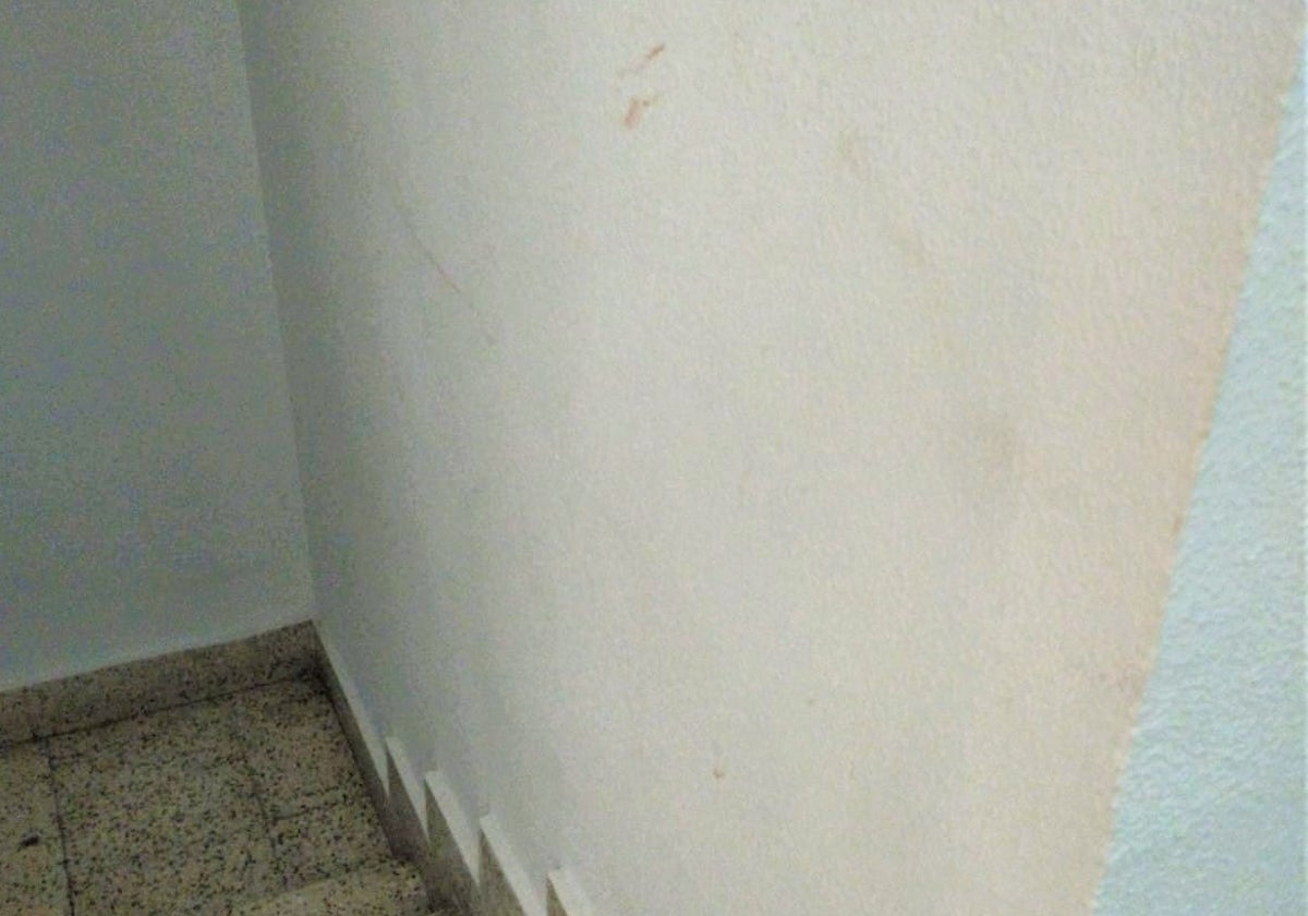 Restos de sangre de una de las víctimas, en la pared de la escalera donde se ubica el piso.