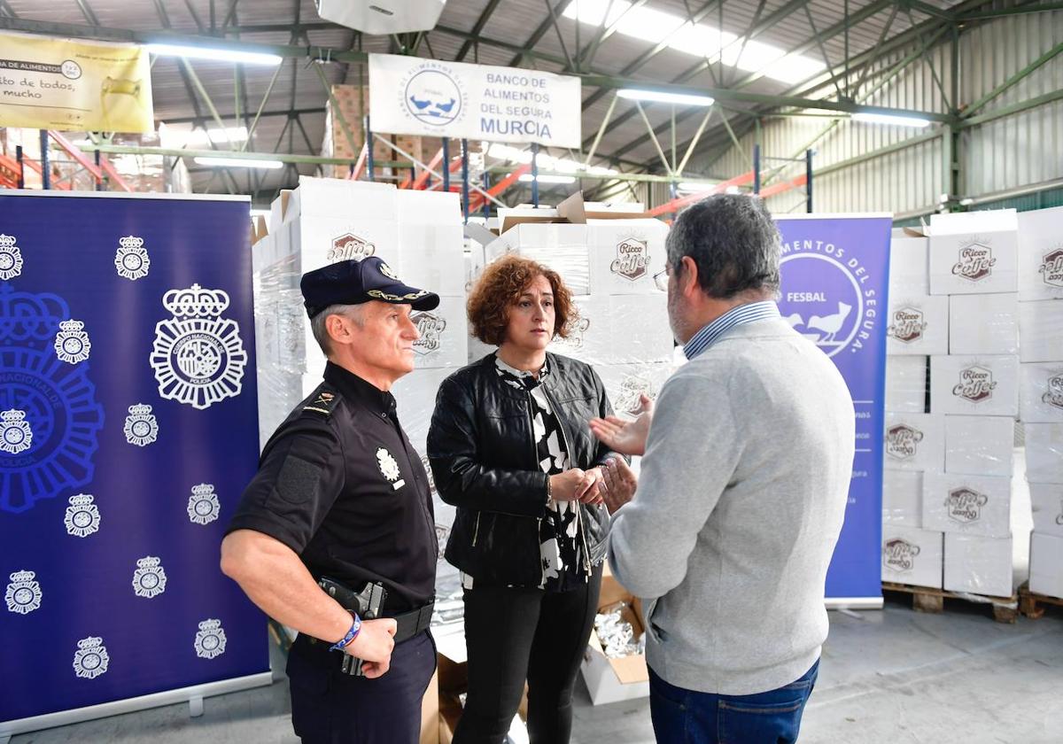 El jefe superior de Policía, Ignacio del Olmo; la delegada del Gobierno, Caridad Rives; y el presidente del Banco de Alimentos del Segura, José García-Galbis.