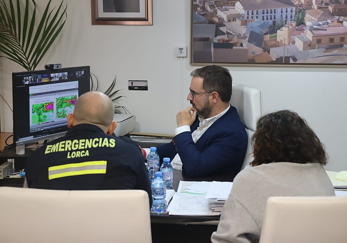Mateos, junto a la edil de Emergencias y el jefe del servicio de Emergencias municipal.