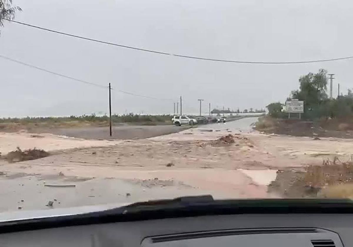 La lluvia anega la rambla del Pocico, en Águilas, el pasado viernes.