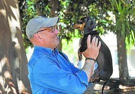 Pedro García Rex junto a su perra Ayla.