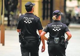 Imagen de archivo de dos agentes de la Policía Local de Murcia.