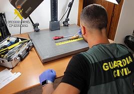 Un agente, durante la investigación.