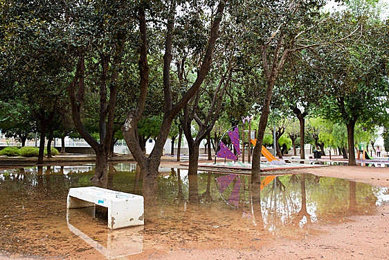 Parque infantil encharcado este martes en el barrio oriolano de Las Espeñetas.