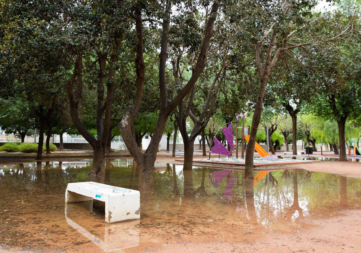 Parque infantil encharcado este martes en el barrio oriolano de Las Espeñetas.