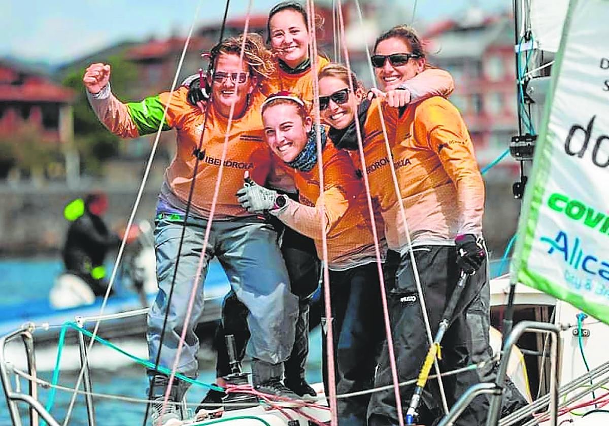 La tripulación del 'Dorsia Covirán' celebra su triunfo en la IV EKP Womens Cup, el domingo.