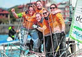 La tripulación del 'Dorsia Covirán' celebra su triunfo en la IV EKP Womens Cup, el domingo.