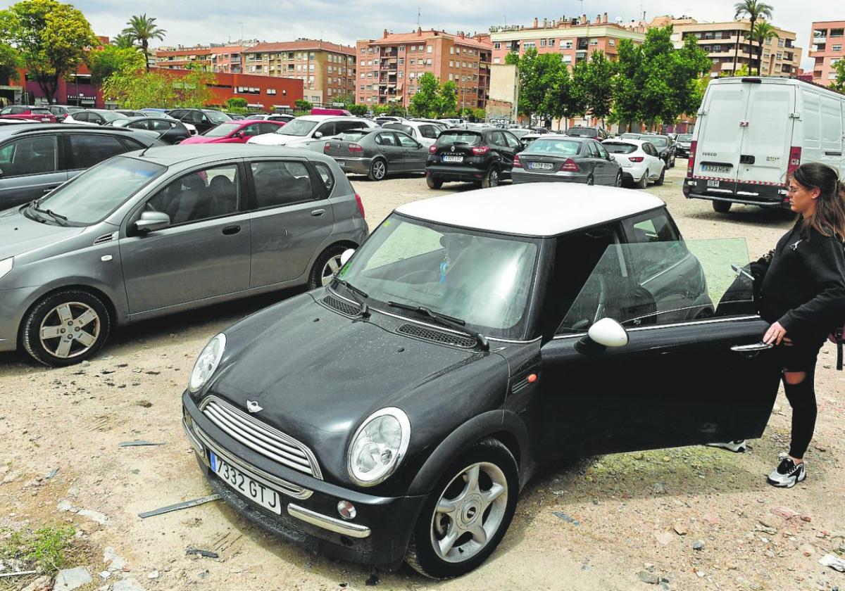 Una conductora aparca su vehículo en el solar en el que se espera iniciar las obras de urbanización el próximo mes.