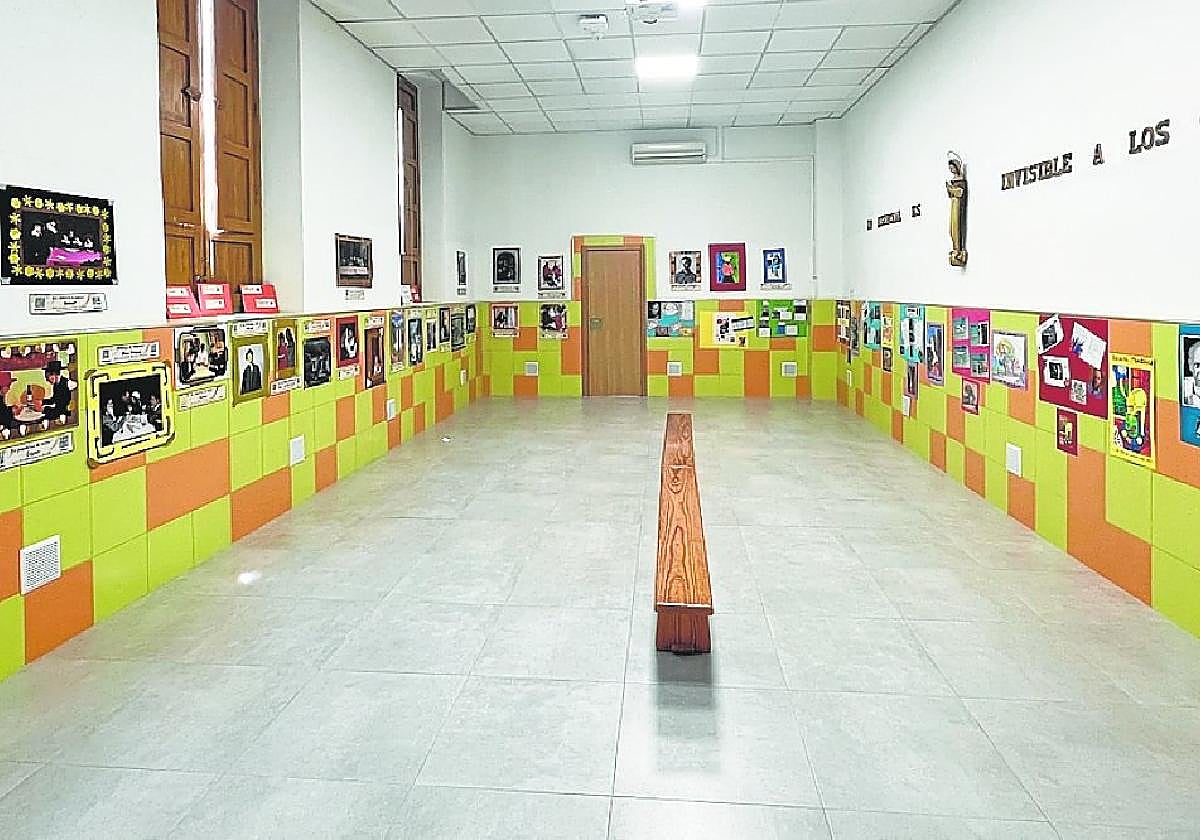 Obras de los alumnos expuestas en las instalaciones del centro educativo de La Milagrosa.