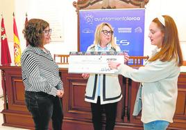 Tenza, Morales y Jódar, ayer, en la entrega del cheque.