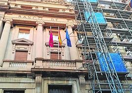Portada del Banco de España, con parte del andamiaje.