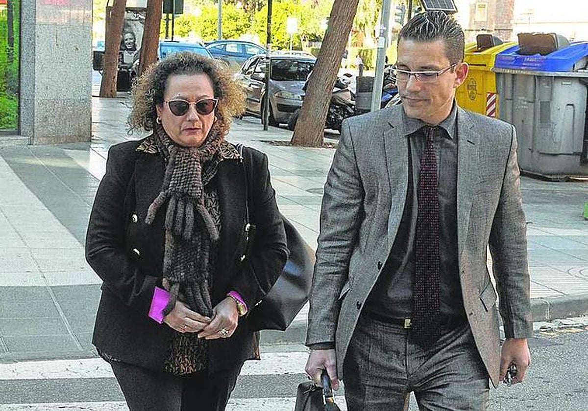 Muñoz llegando al juzgado junto a su abogado, Raúl Pardo-Geijo.